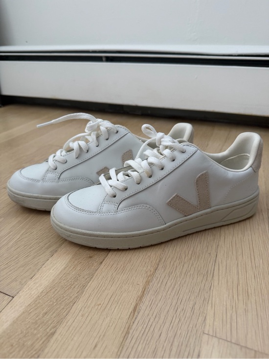 Veja Shoes - Veja Low-Top Sneakers in Off-White with Beige V